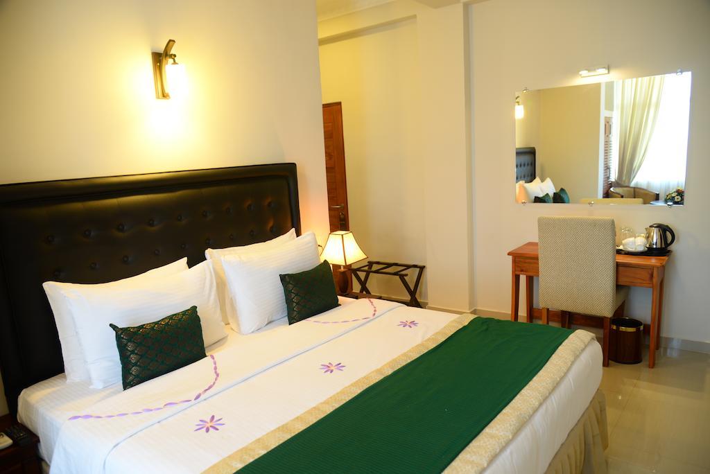 Lazaani Hotel Colombo Esterno foto