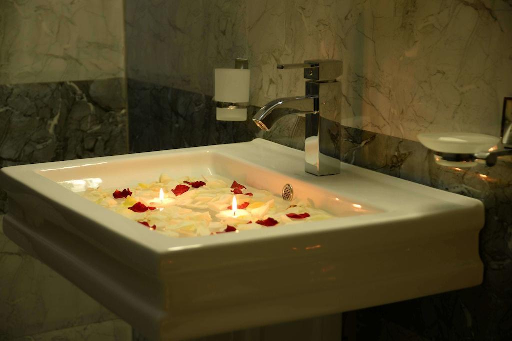 Lazaani Hotel Colombo Esterno foto