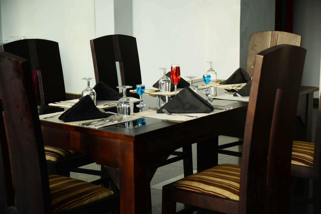 Lazaani Hotel Colombo Esterno foto