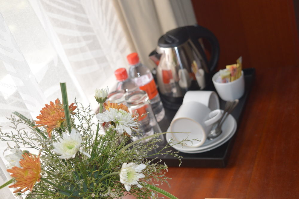 Lazaani Hotel Colombo Esterno foto