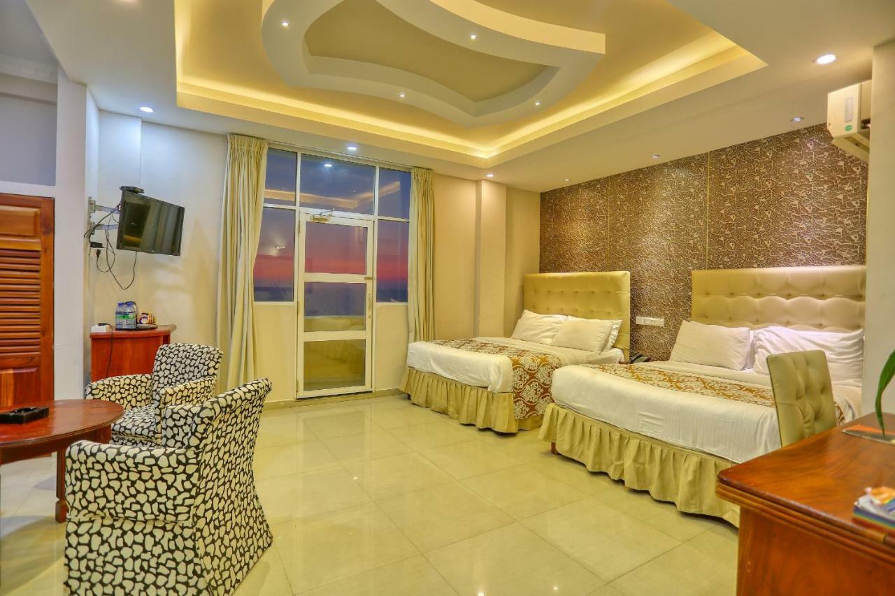 Lazaani Hotel Colombo Esterno foto