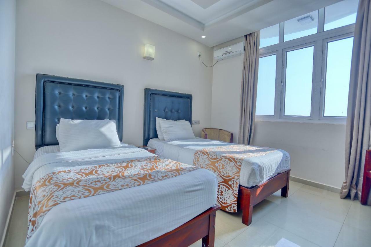 Lazaani Hotel Colombo Esterno foto