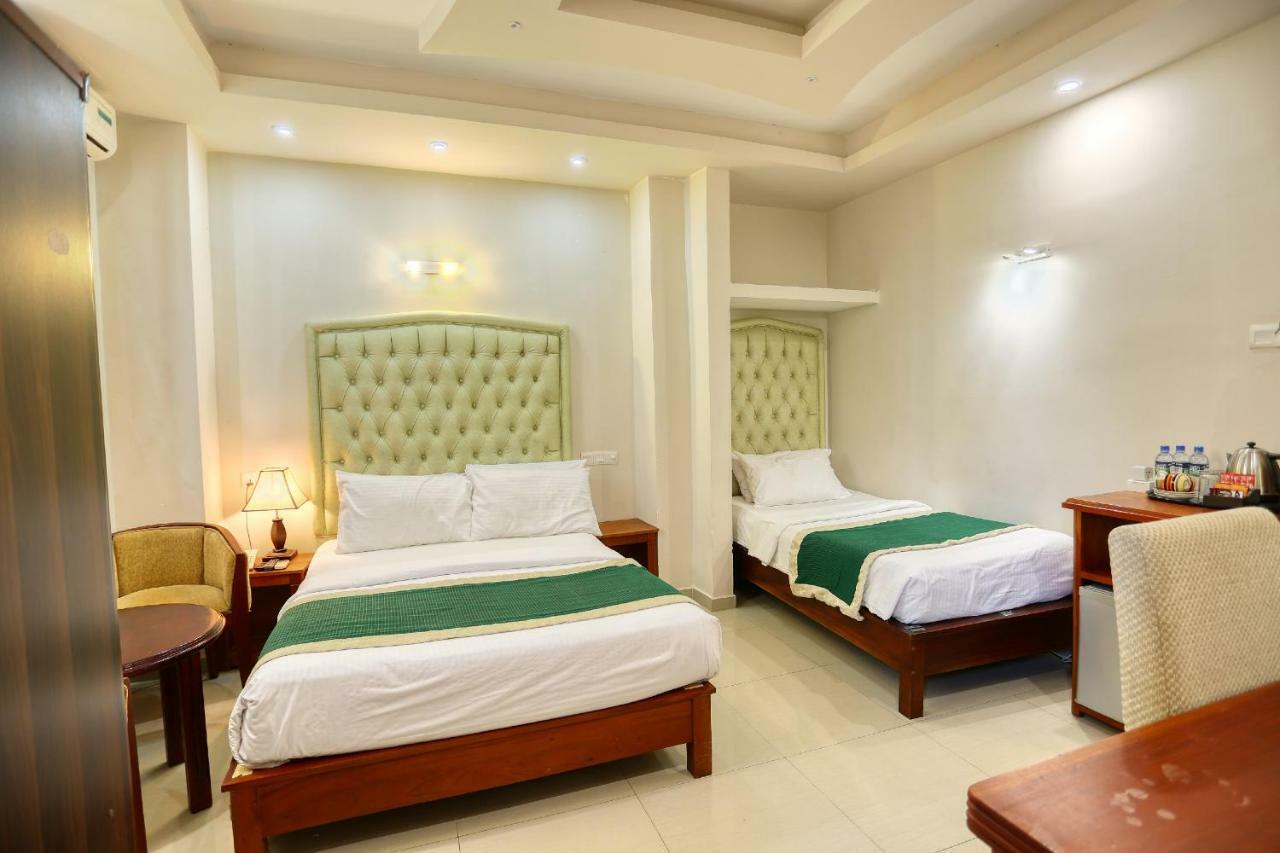 Lazaani Hotel Colombo Esterno foto