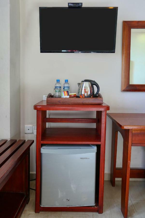 Lazaani Hotel Colombo Esterno foto