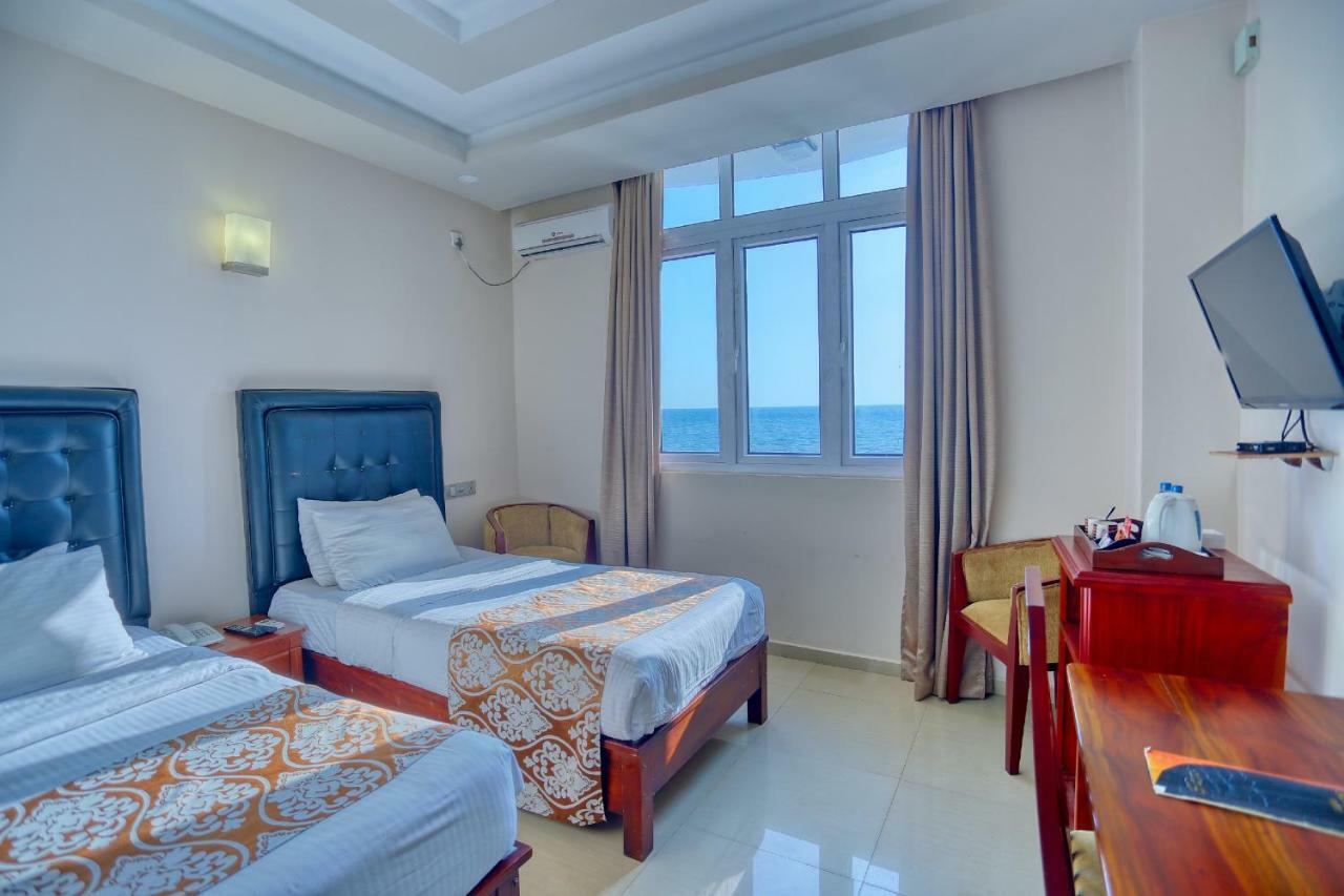 Lazaani Hotel Colombo Esterno foto